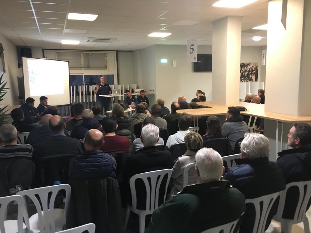 CastresRugby's tweet image. Nos joueurs répondent aux questions des supporters lors de la traditionnelle réunion mensuelle au stade Pierre Fabre avec Christophe Urios et Matthias Rolland. #TeamCO