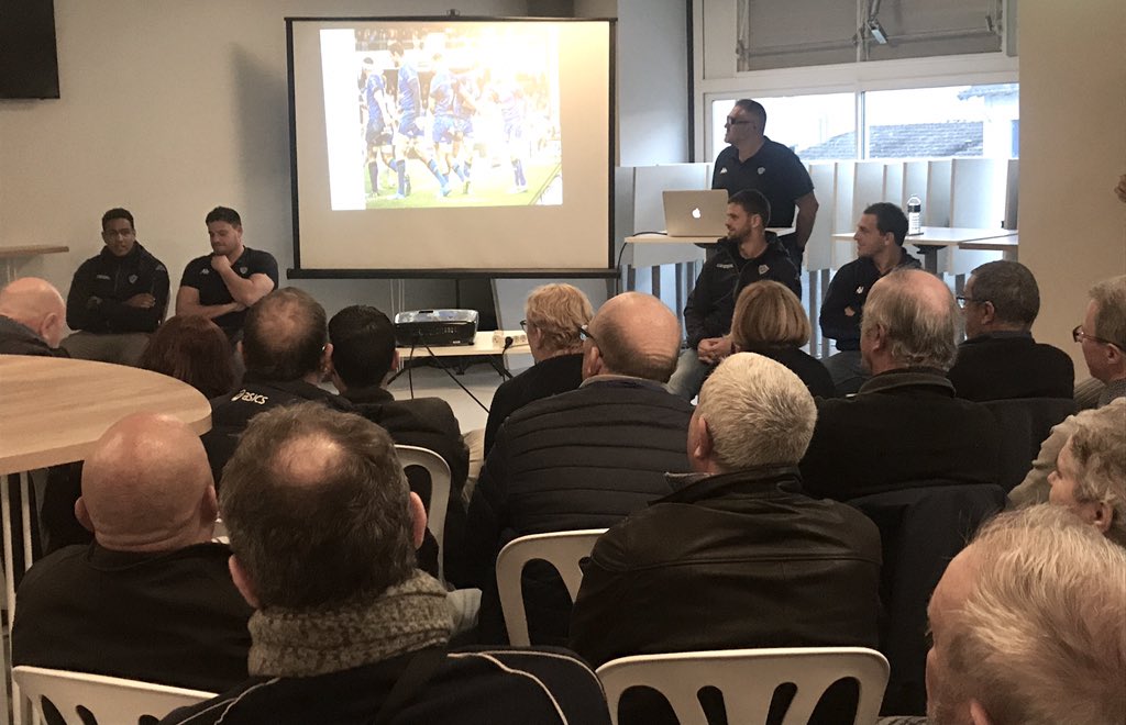 CastresRugby's tweet image. Nos joueurs répondent aux questions des supporters lors de la traditionnelle réunion mensuelle au stade Pierre Fabre avec Christophe Urios et Matthias Rolland. #TeamCO