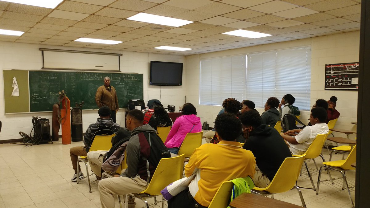 alena_nltcc's tweet photo. Another busy morning at @Northwest_LTC. We had visitors from Green Oaks High school. Our instructors answered all of their questions and the students were ready to enroll. We will see them in the Summer or Fall. #findyourdirection #NWLTC @golctcs https://t.co/gdVHQ8eIEt