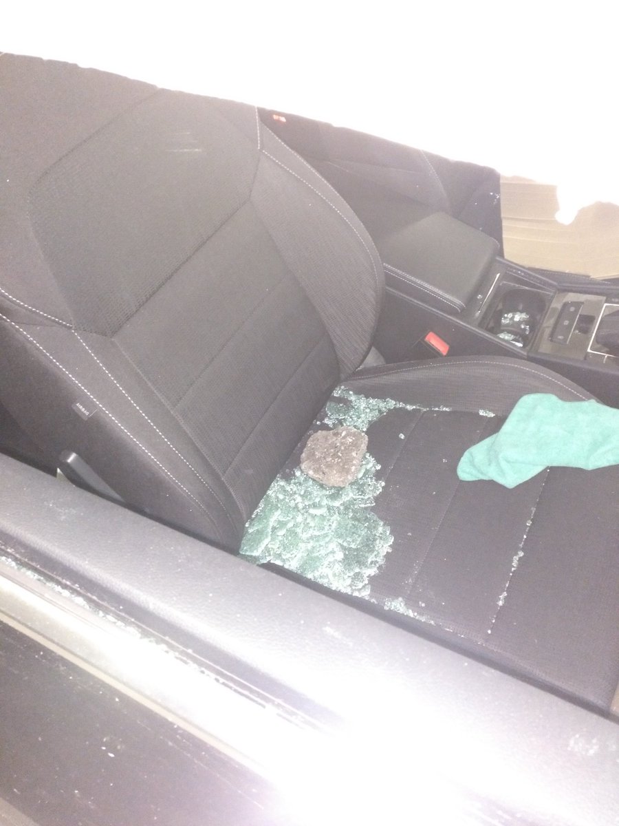 raco_nai's tweet photo. Es uno de tantos motivos por los cuales de momento no quisiera trabajar en un taxi. Hoy aún tenemos coche rotos y con piedras dentro.... #VTC #ApoyoVTC #huelgataxis #Barcelona https://t.co/j1uWAQhpLa