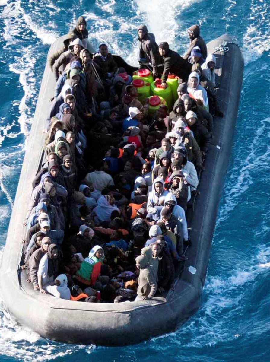 matteosalvinimi's tweet photo. Gommone con 100 immigrati individuato e recuperato dalla Guardia Costiera Libica. 
Tutti salvi, tutti tornati da dove erano partiti. Bene. https://t.co/eQV14uhcyq