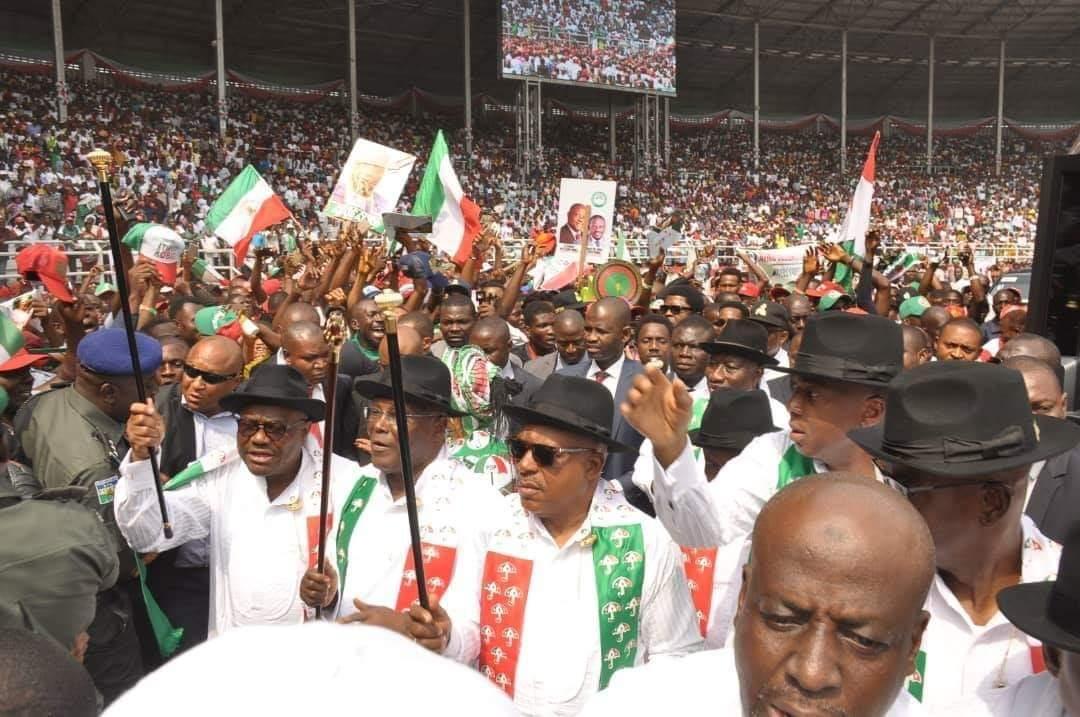 PrinzDebola's tweet photo. This is how we roll things in our own @OfficialPDPNig 

No throwing of stones..
No booing of our candidate
No goofing!!
#WikeHostsAtiku 
#PDPRiversRally https://t.co/wo5zC606em