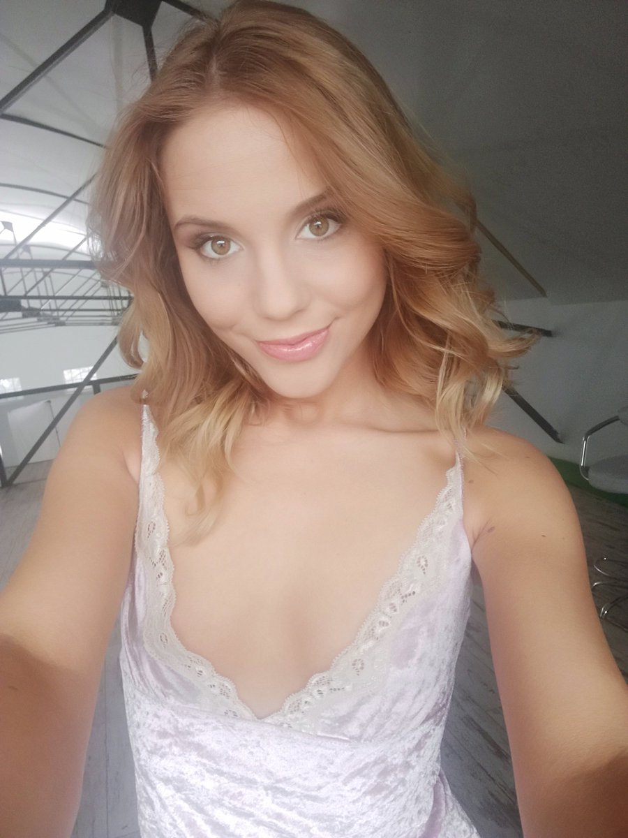 Poppy Pleasure (@pleasurepoppy) on Twitter photo 