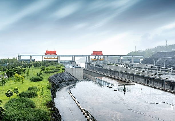 CustomJaime's tweet photo. The largest concrete dam in the world is the Three Gorges Dam! It is 607 feet high and 7,575 feet long! https://t.co/rF6Yyi8ebi