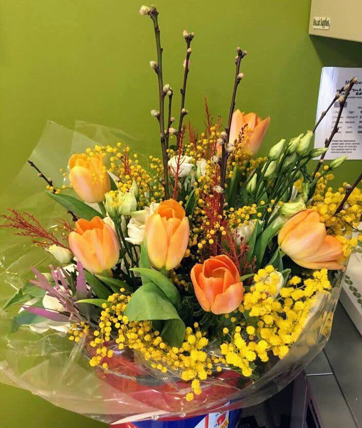 sams_kingston's tweet photo. A grateful caller left these flowers at our branch as a #thankyou to volunteers for their support 💚.   It’s lovely to be appreciated but we are just pleased it helped to talk.  Our door is open to visitors every day 7.30am-9.30pm. No appointment needed. https://t.co/SGBPsnOo7u
