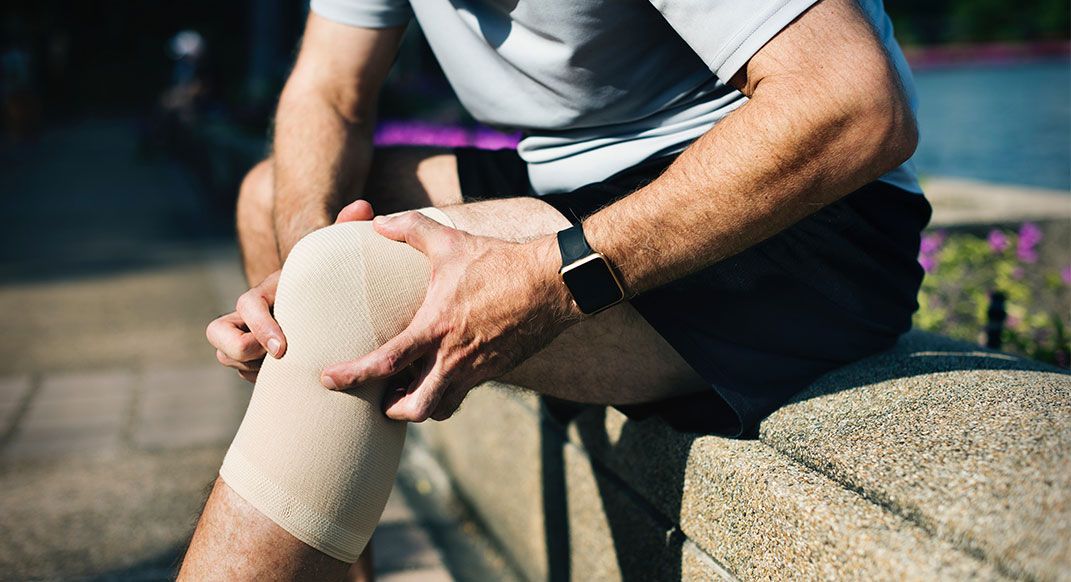 trailrunnermag's tweet photo. "Runner's knee"—chronic pain on the front or underside of the patella, is a nuisance. What many don't know is that the issue oftentimes isn't the knee. Here are 4 exercises to move you towards pain-free running. https://t.co/OU77s5ALzt #findyourdirt #findyourvert #trailrunner https://t.co/AQTN02gOiM