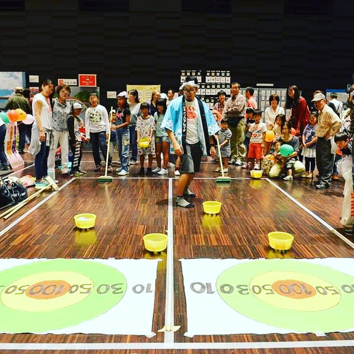 omoro1010's tweet photo. すみよし湯ズニーランドブース紹介
【桶カーリング】
オフロンピックの大人気競技桶カーリングが今回も登場
司会はもちろんオフロンピックフィクサーの水口グッチさん
12:00～予約受け付け開始
高得点目指してレッツ桶～ッ
#銭湯 #朝日温泉 #すみよし湯ズニーランド #桶カーリング #オフロンピック https://t.co/a8EaZVXJgz