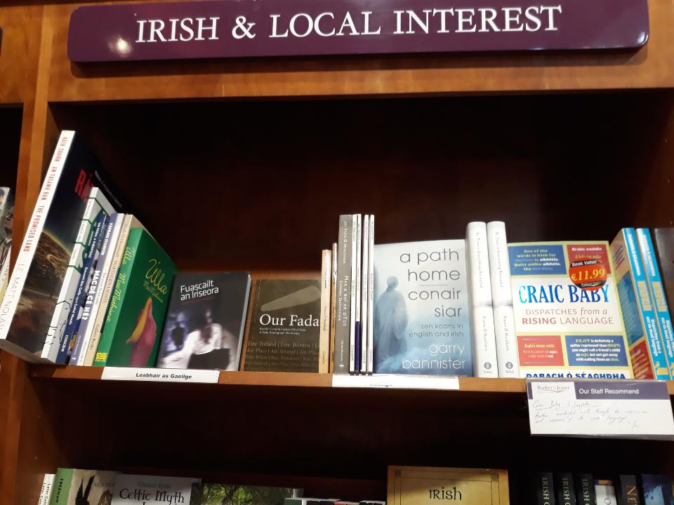 Leabhair do dhaoine fásta ar fáil i @barkerandjones, Nás na Ríogh. #Gaeilge #bród @NaasBall @LoveLeabharG @LeabhraFeabhra @Motherfocloir @SnaGaeilge @GlornanGael @CnaG