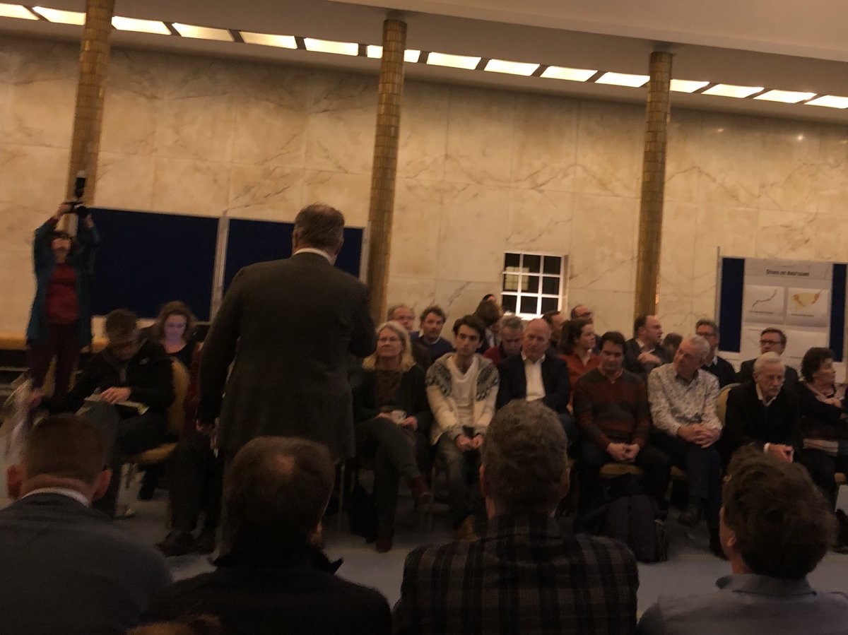 Hoge opkomst bij de bijeenkomst over de Spoorzone. Aan bewoners wordt gevraagd aan het einde van de avond een 'pact' te sluiten. Wat er dan in dat pact staat blijft nu nog een beetje mysterieus. Spannend hoor 😉