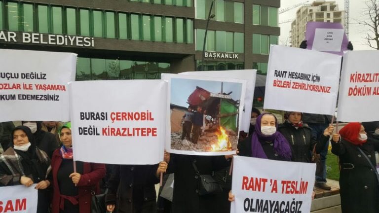 Aylardır mahallelerindeki kentsel dönüşüm adında gerçekleştirilen yıkıma karşı direnen Kirazlıtepeliler her perşembe Üsküdar Belediyesi önünde eylem yapıyor. 

📢 #KirazlıtepeZehirSaçıyor