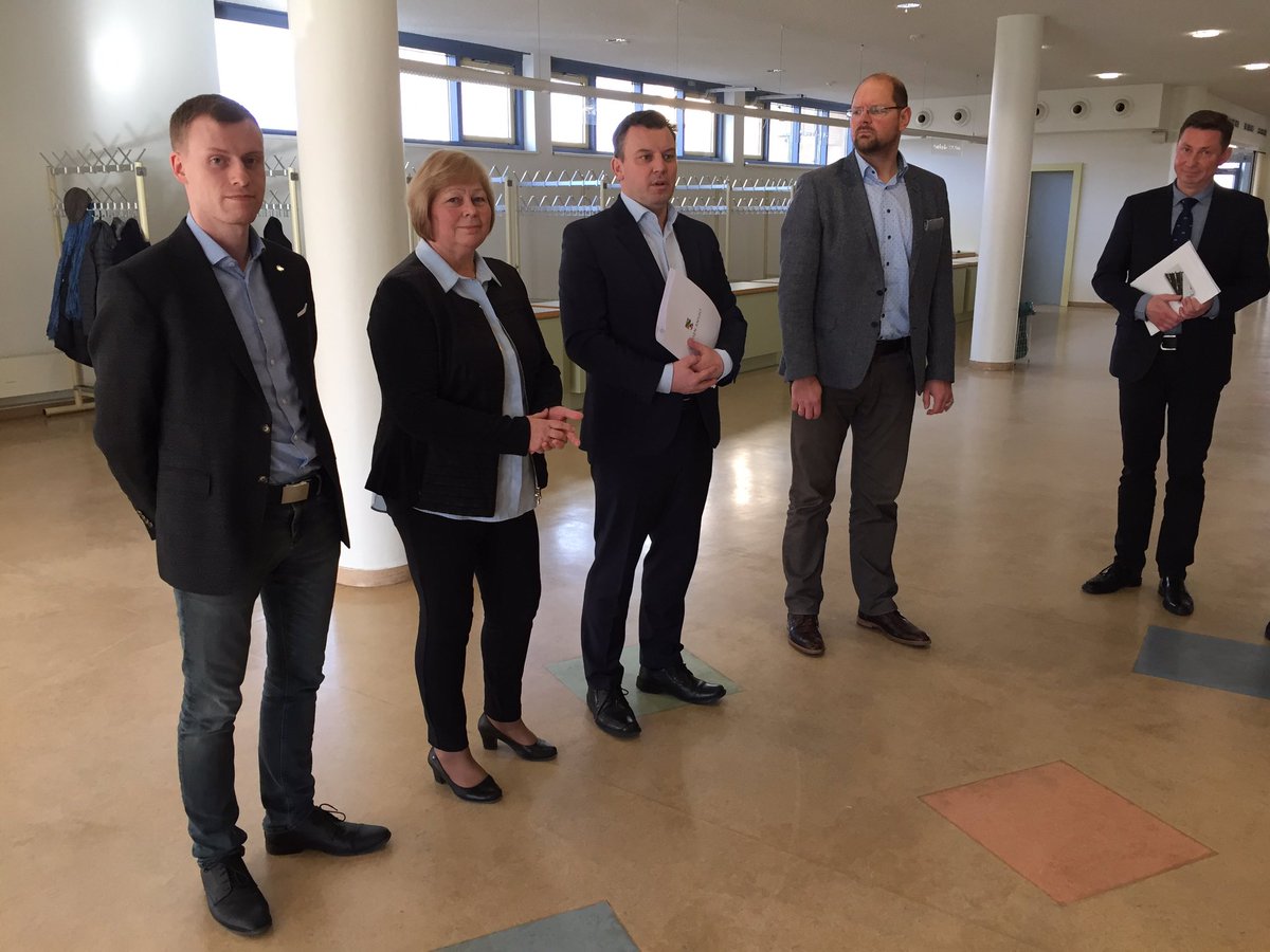 brakebusch1's tweet photo. Fördermittelübergabe in Höhe von etwa 1,3 Mio € aus dem Stark III Programm für die energetische Sanierung der Ohrelandhalle in Haldensleben im Landkreis Börde. Tolle Sache! 👍😊 https://t.co/2B7lHEeOdM