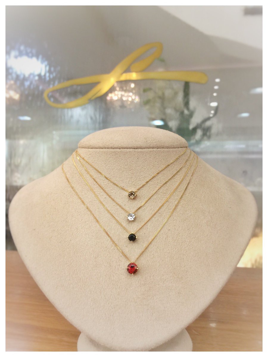 ewiglichjoias's tweet photo. Você sabia que cada gema traz uma energia diferente? Diferentes cores com diferentes objetivos...  Quartzo, Topázio, Ônix e Granada. 💎 #quartzo #topázio #ônix #granada #gemas #ouro18k #joias #ewiglichjoias #ewiglich https://t.co/BZIC0RD295