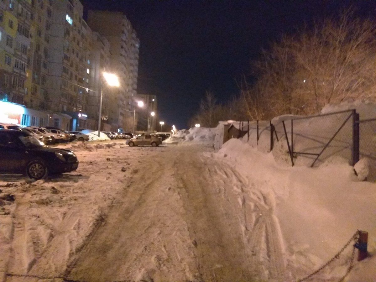 anatoliysamara's tweet photo. Карла Маркса 32. "АБ" из газона сделала себе парковку. Ладно бы свой хлам там хронили. Так нет, ночью натянут трос, а пат��ульки на местах жителей. @adm_Len @EBondarenko3 разберитесь. Если не законная, пусть приведут в первоначальное состояние. Можно жителям оставить. https://t.co/ImvWdVpy6Y