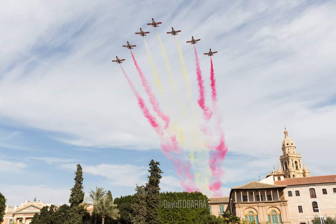 Jura de Bandera Civil celebrada ayer Domingo en la ciudad de Murcia, con la <a href="/patrullaguila/">Patrulla Águila</a> en acción. 📷 @byjgr y <a href="/dtobarra/">ᗪᗩᐯIᗪ TOᗷᗩᖇᖇᗩ </a>