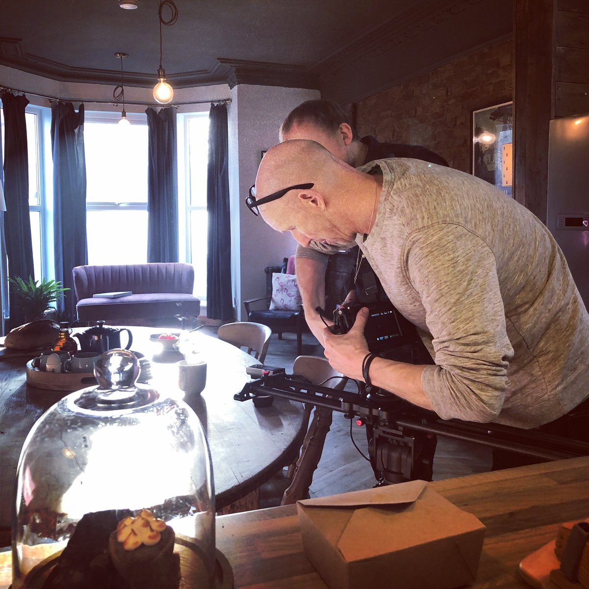 Kinfolk2017's tweet photo. On set #manchester #interiordesign #onset #filming #video #photography #photoshoot #videoedits #photographer #sunlight #stillworking #grafting #lovemyjob #longshot #closeup #promotion #freelancephotographer #lightingrig #lens #learning #learningonthe #experience #livingmybestlife https://t.co/AloCMSrAxm