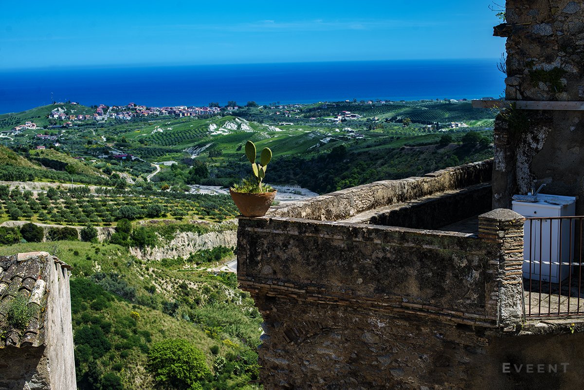 Io vivo di #paesaggio, riconosco in esso la fonte del mio sangue. Penetra  per i miei occhi e mi incrementa di forza. Forse la ragione dei miei  viaggi per il mondo non è stata altro che una ricerca di paesaggi, i  quali funzionavano come potenti richiami. (G. Comisso) #Badolato