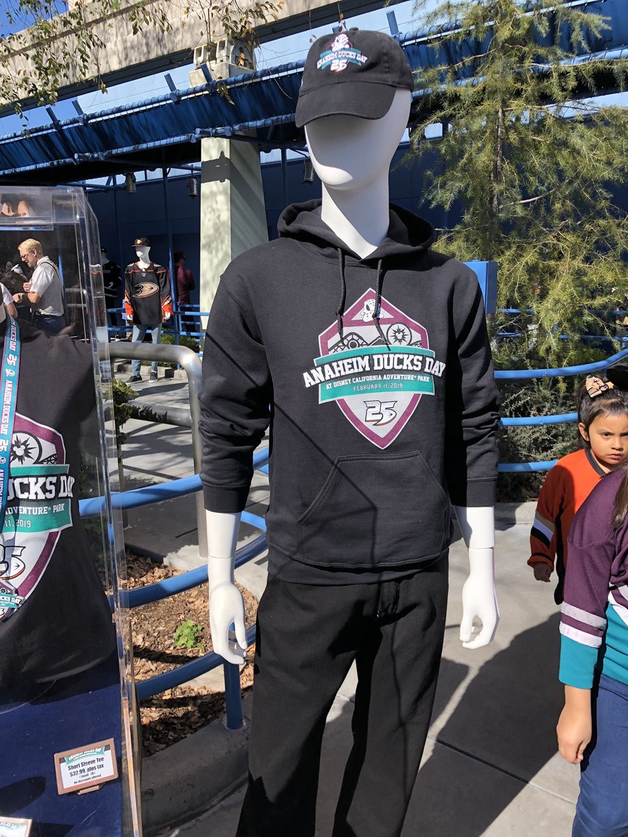 ParksAndCons's tweet photo. Big lines for merch #AnaheimDucksDay #AnaheimDucks #DucksDay #DCA https://t.co/kUuxNqH2jD