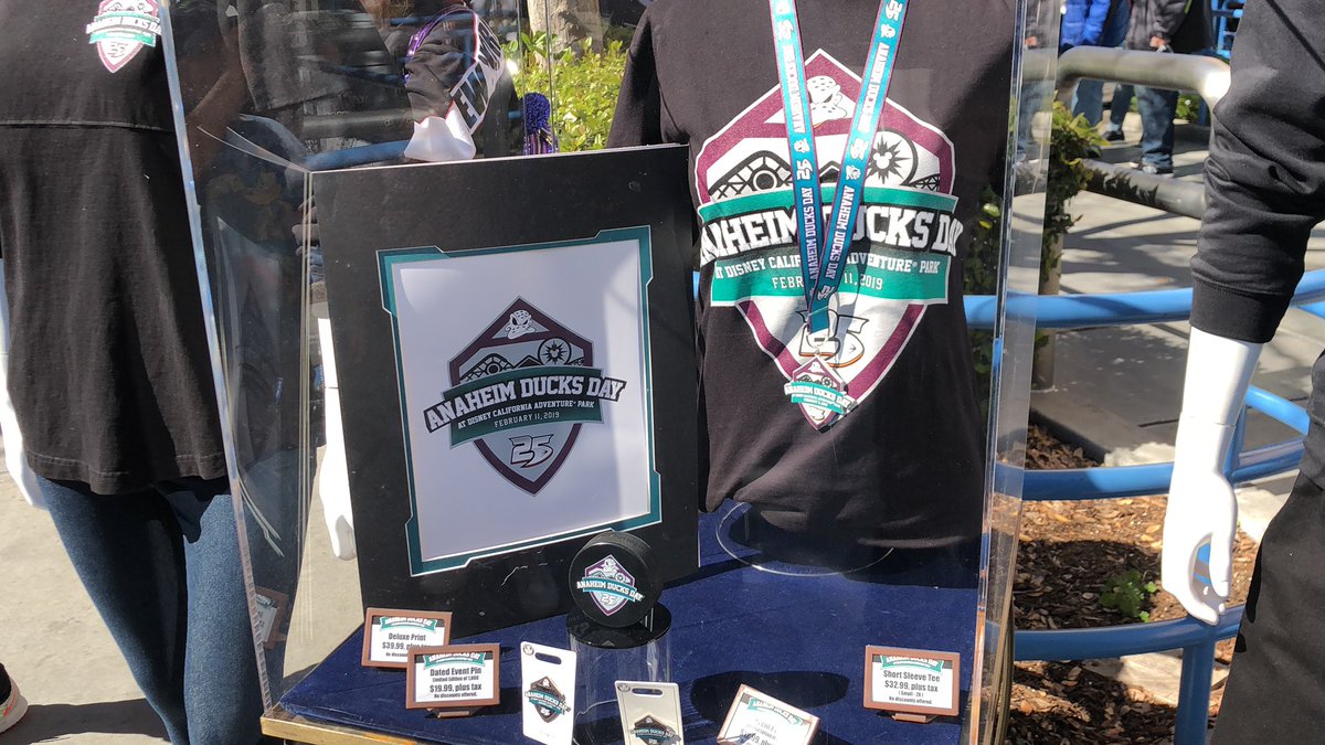 ParksAndCons's tweet photo. Big lines for merch #AnaheimDucksDay #AnaheimDucks #DucksDay #DCA https://t.co/kUuxNqH2jD