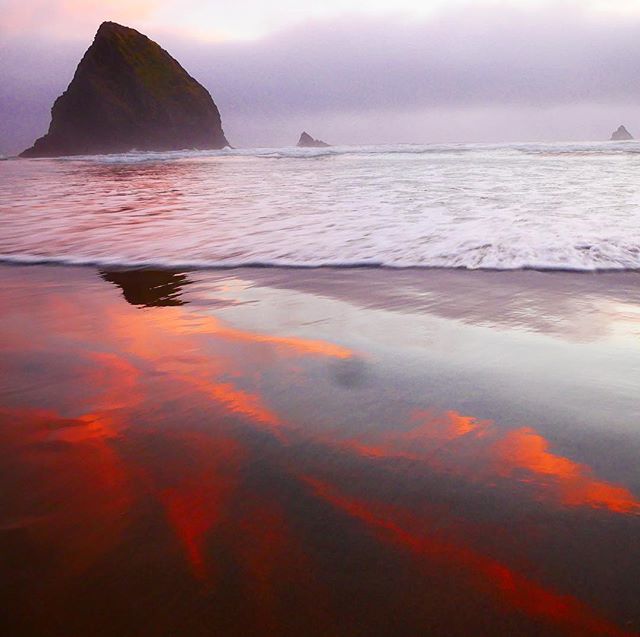 🌊 🌅 I think I’m longing for a little #oregoncoast time. Thanks <a href="/bquell/">bob quell</a> Sunsets and salt water. Yes, please. bit.ly/2StU06I