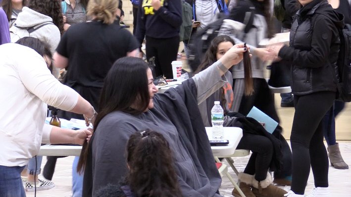 _TaliaClarke's tweet photo. Students and Faculty at @marlboroughhigh snipping off their locks during the annual Cut-A-Thon. Dozens of volunteers donating 8inches of hair to the non-profit @HairWeShare. https://t.co/TckI1yL8ZV