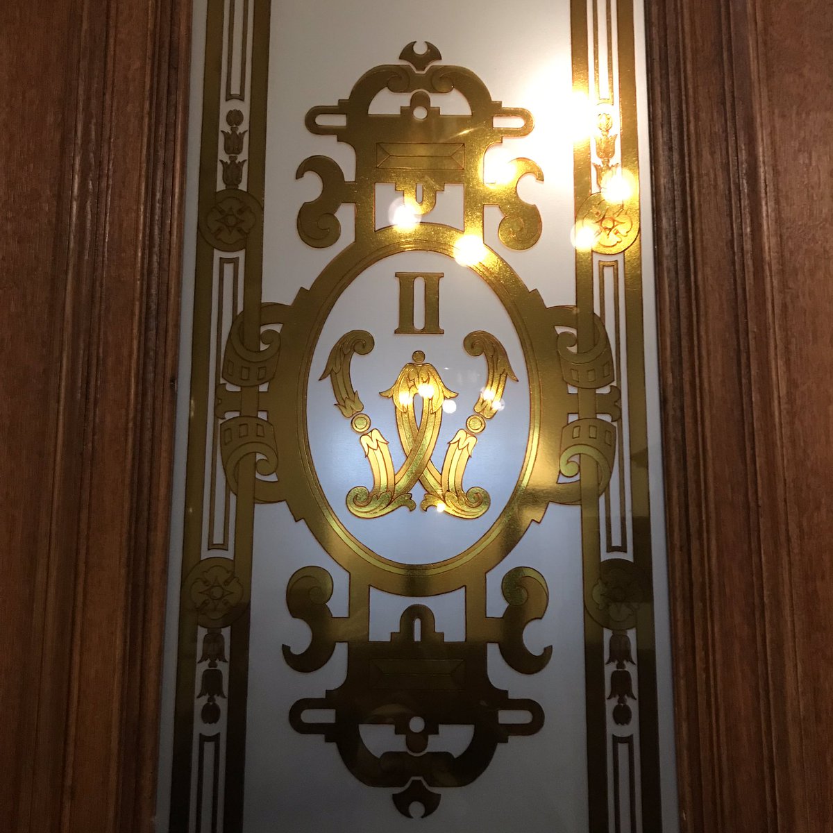 LudwigBoudoir's tweet image. En visitant le Berliner Dom, j’ai pu voir ce magnifique monogramme de l’Empereur Wilhelm II (Guillaume II). Petit-fils de la Reine Victoria par sa mère, il a fait construire le Dom entre 1894 et 1905...
#berlinerdom #Berlin #monogramme #cestjoli