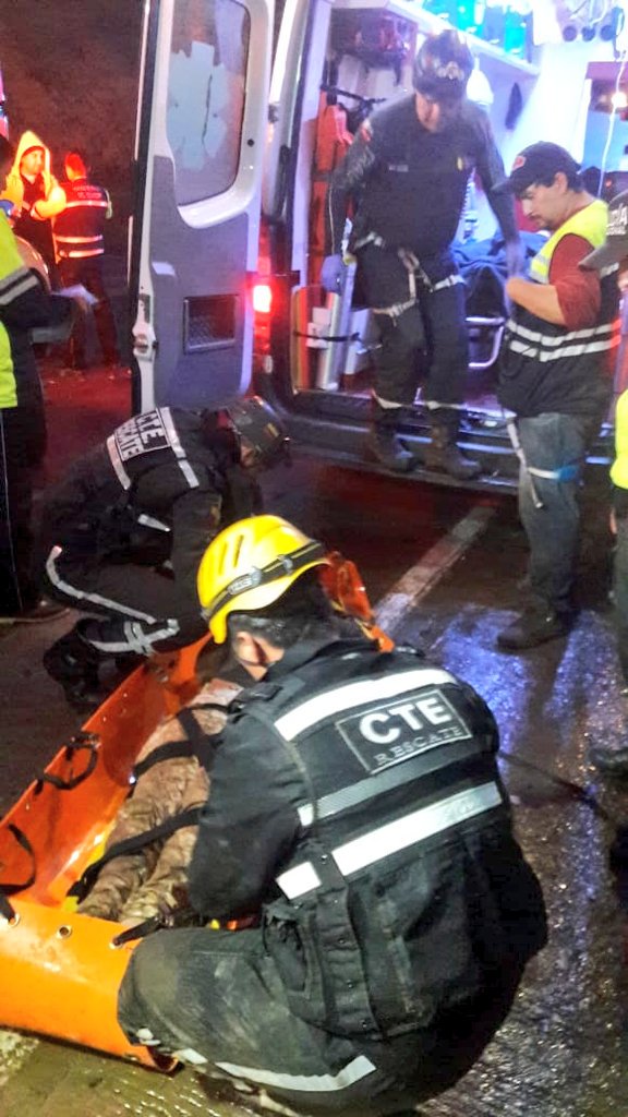 CTEcuador's tweet photo. Destacamos la oportuna y valiosa acción de la Unidad de Rescate y Emergencias Médicas 'UREM' de la Comisión de Tránsito del Ecuador, que acudió al llamado de auxilio de un vehículo accidentado en el que viajaban desde Loja a Guayaquil, seis aspirantes de la policía.
#CTEPresente https://t.co/76YQbZZahi