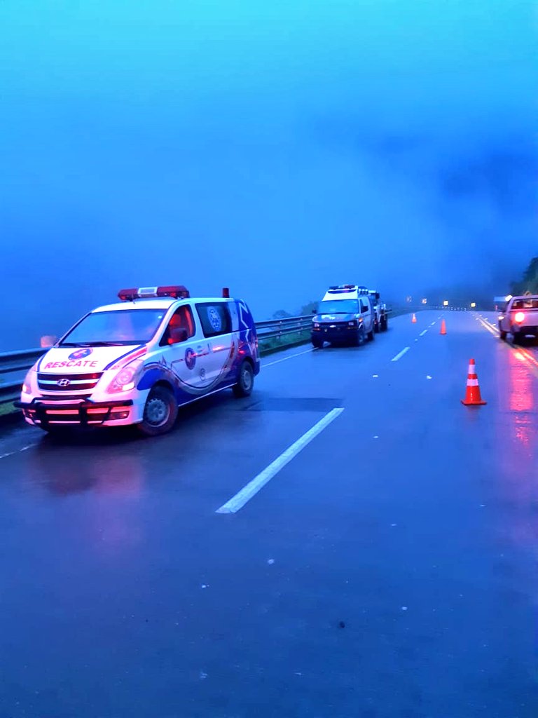 CTEcuador's tweet photo. Destacamos la oportuna y valiosa acción de la Unidad de Rescate y Emergencias Médicas 'UREM' de la Comisión de Tránsito del Ecuador, que acudió al llamado de auxilio de un vehículo accidentado en el que viajaban desde Loja a Guayaquil, seis aspirantes de la policía.
#CTEPresente https://t.co/76YQbZZahi