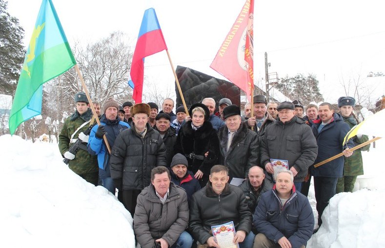 YurevetsMOER's tweet photo. 15 февраля исполняется 30 лет со дня окончания войны в Афганистане. На торжественном митинге у памятной стелы участникам все�� локальных боевых конфликтов,Председатель Совета, секретарь МО С.Баранова вручила памятные юбилейные медали воинам-интернационалистам Юрьевецкого района. https://t.co/W1beWAjegc