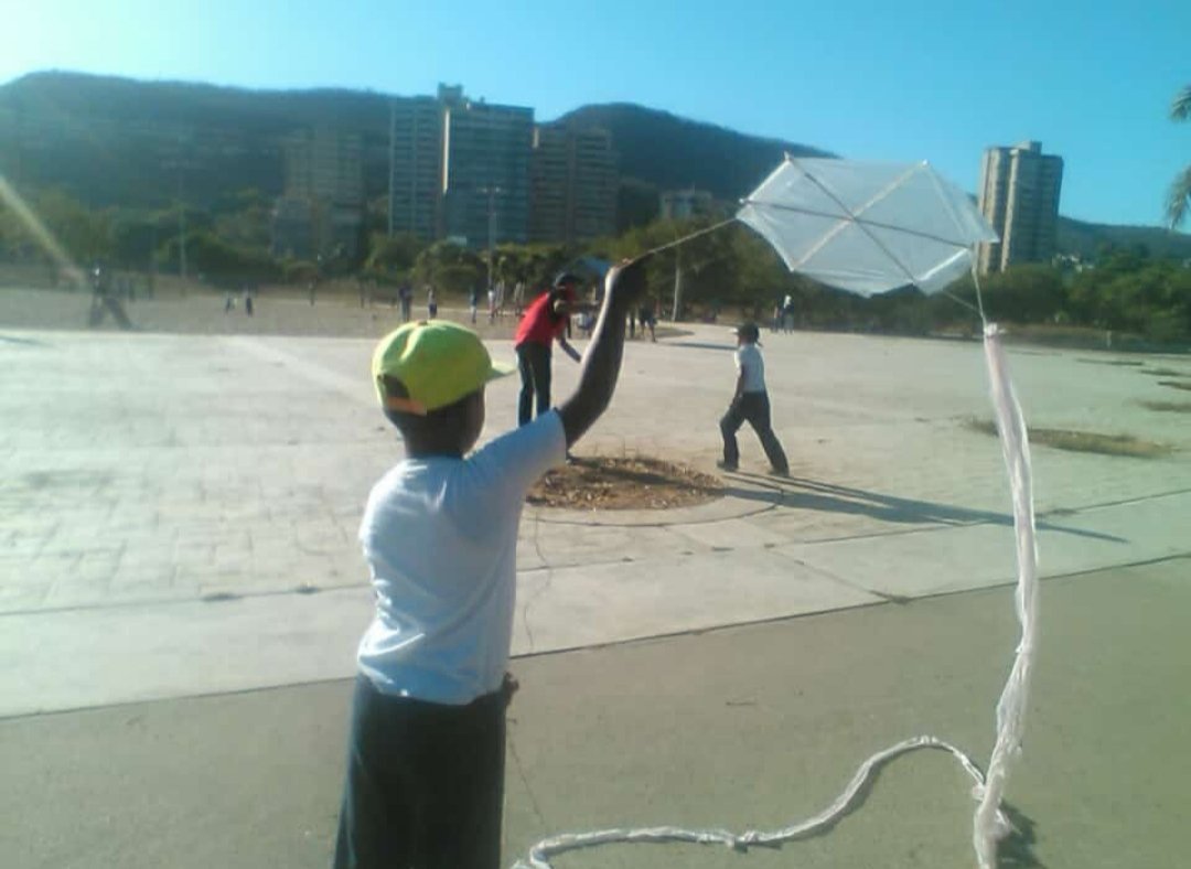 mauvdran's tweet photo. "Vuelo de papagayo por la paz" y otras actividades recreativas con niños y niñas; representantes y docentes en el Parque Andrés Eloy Blanco. @MPPEDUCACION @Fundabit @fbitanzoategui @SalaAnzoategui @vane_prieto @psuvaristobulo https://t.co/YrI34rKy5z