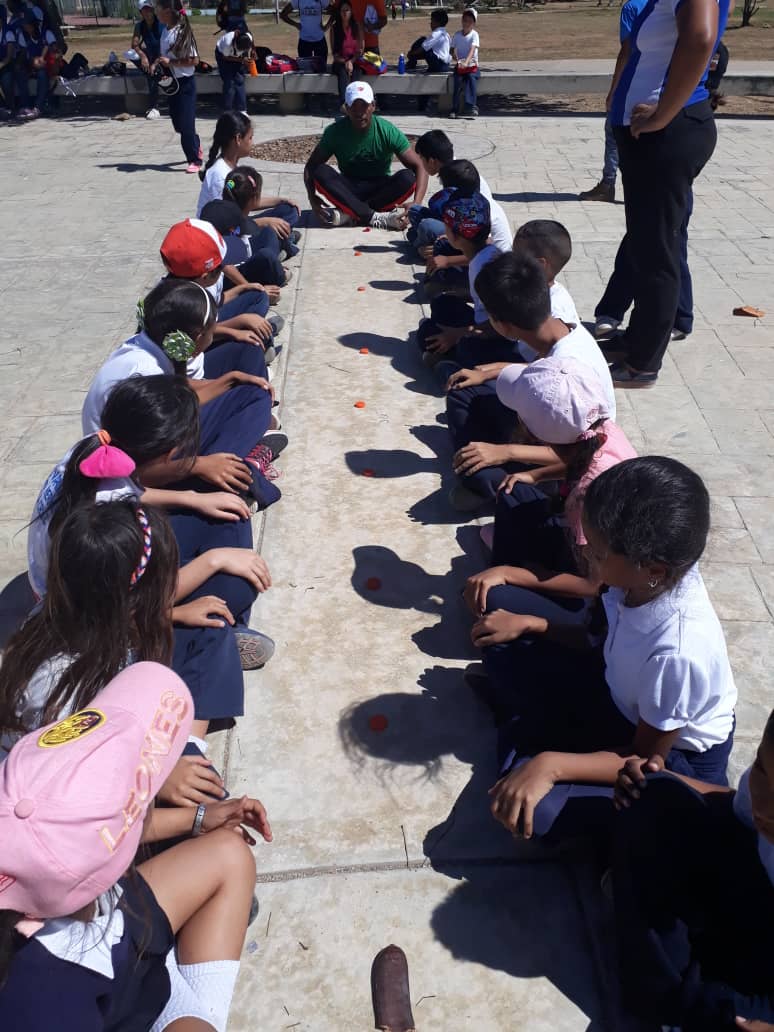 mauvdran's tweet photo. "Vuelo de papagayo por la paz" y otras actividades recreativas con niños y niñas; representantes y docentes en el Parque Andrés Eloy Blanco. @MPPEDUCACION @Fundabit @fbitanzoategui @SalaAnzoategui @vane_prieto @psuvaristobulo https://t.co/YrI34rKy5z