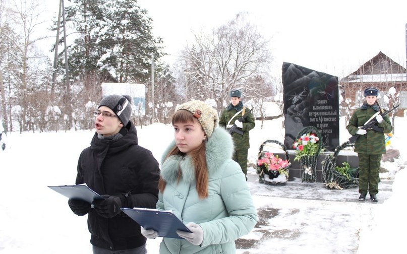 YurevetsMOER's tweet photo. 15 февраля исполняется 30 лет со дня окончания войны в Афганистане. На торжественном митинге у памятной стелы участникам все�� локальных боевых конфликтов,Председатель Совета, секретарь МО С.Баранова вручила памятные юбилейные медали воинам-интернационалистам Юрьевецкого района. https://t.co/W1beWAjegc