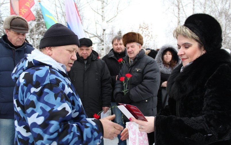 YurevetsMOER's tweet photo. 15 февраля исполняется 30 лет со дня окончания войны в Афганистане. На торжественном митинге у памятной стелы участникам все�� локальных боевых конфликтов,Председатель Совета, секретарь МО С.Баранова вручила памятные юбилейные медали воинам-интернационалистам Юрьевецкого района. https://t.co/W1beWAjegc