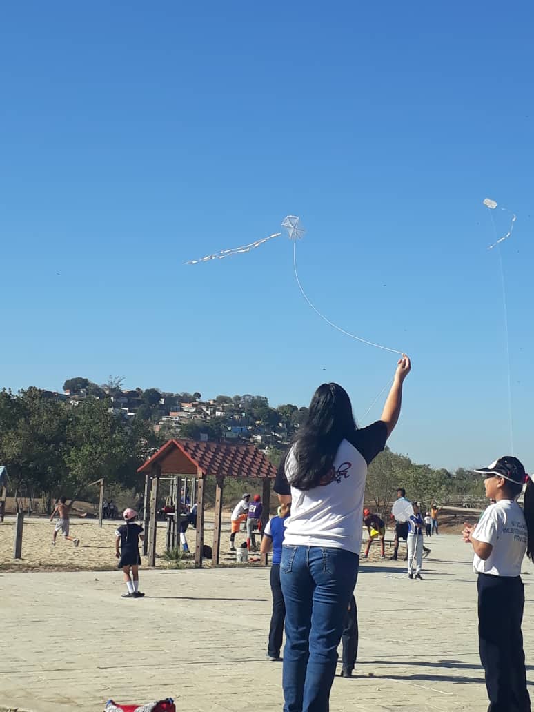 mauvdran's tweet photo. "Vuelo de papagayo por la paz" y otras actividades recreativas con niños y niñas; representantes y docentes en el Parque Andrés Eloy Blanco. @MPPEDUCACION @Fundabit @fbitanzoategui @SalaAnzoategui @vane_prieto @psuvaristobulo https://t.co/YrI34rKy5z