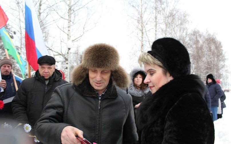 15 февраля исполняется 30 лет со дня окончания войны в Афганистане. На торжественном митинге у памятной стелы участникам всех локальных боевых конфликтов,Председатель Совета, секретарь МО С.Баранова вручила памятные юбилейные медали воинам-интернационалистам Юрьевецкого района.