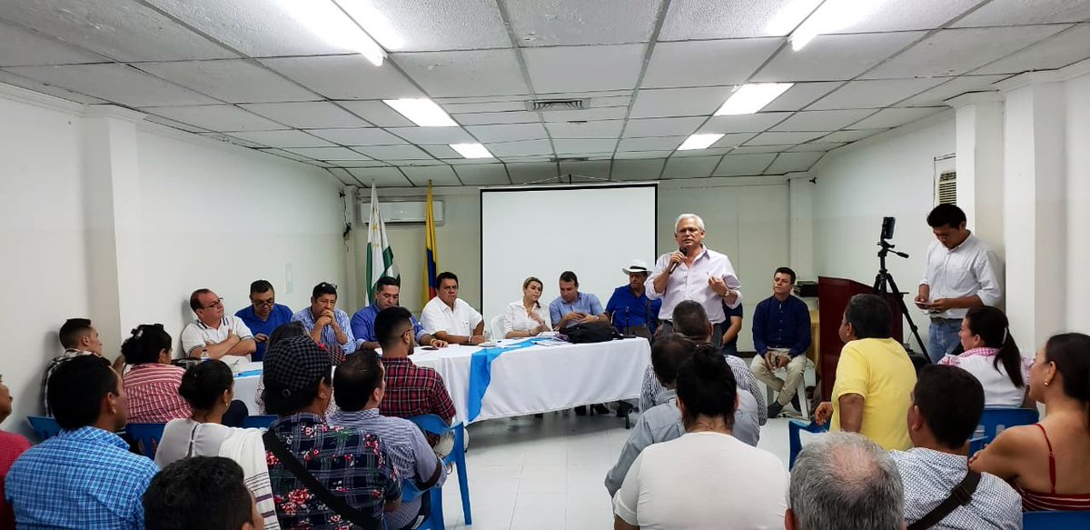 soyconservador's tweet photo. Estamos en Florencia junto a nuestro Presidente @AndradeSenador escuchando a todos nuestros directoristas y militantes que vienen del departamento de Caquetá para prepararnos como equipo y lograr la victoria en las próximas  #EleccionesRegionales #FuerzaConservadora #GiraAzul https://t.co/Z2Y1CneUbn
