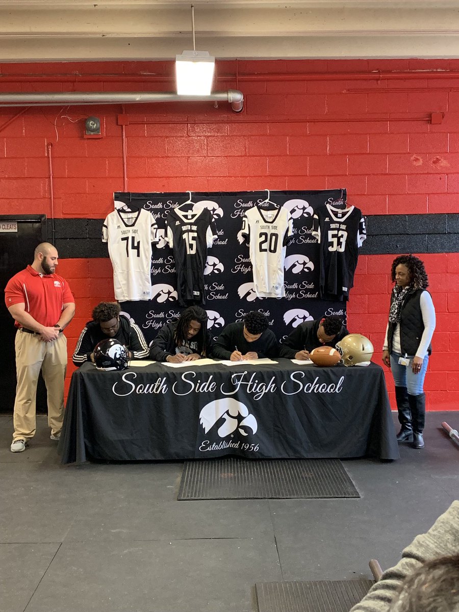hawk_football11's tweet photo. 4 more Hawks made it official. Congratulations to Houston Brooks for singing to McPherson College and to Devin Bowers, Austin Clark and Ronald Stewart for singing to play at Bethel University. We are so proud of all 4 of you young men! You are forever Hawks! #HawkNation 🏈 https://t.co/Wusz1YICj0