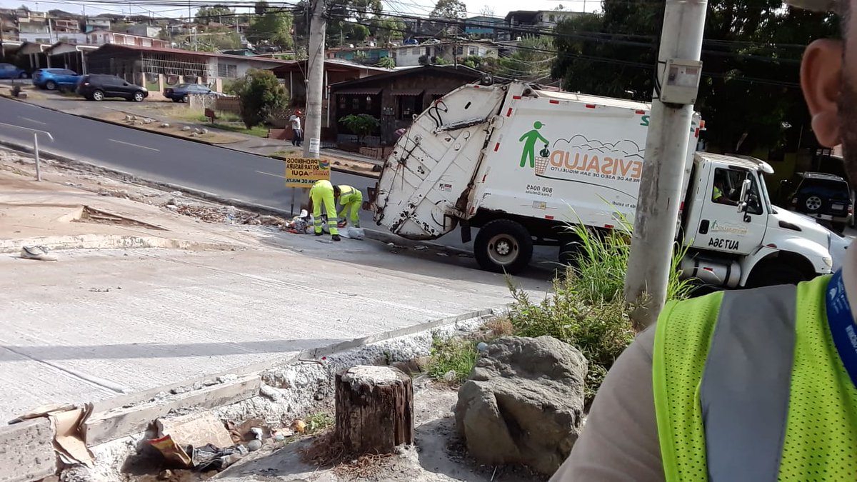 musamicontigo's tweet photo. La Alcaldía de San Miguelito por medio de sus Inspectores del Juzgado de Aseo mantiene un monitoreo permanente de la labor de recolección de basura de  @revisalud en el Distrito. #TrabajamosParaTi #LimpioSeguroyRenovado. https://t.co/xCDguvhdNF