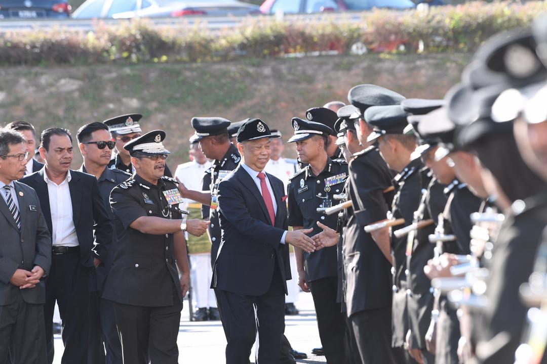 bernamadotcom's tweet photo. Menteri Dalam Negeri Tan Sri Muhyiddin Yassin membuat lawatan kerja di ibu pejabat Jabatan Penjara Malaysia di Kajang https://t.co/eBbFrCIlbb