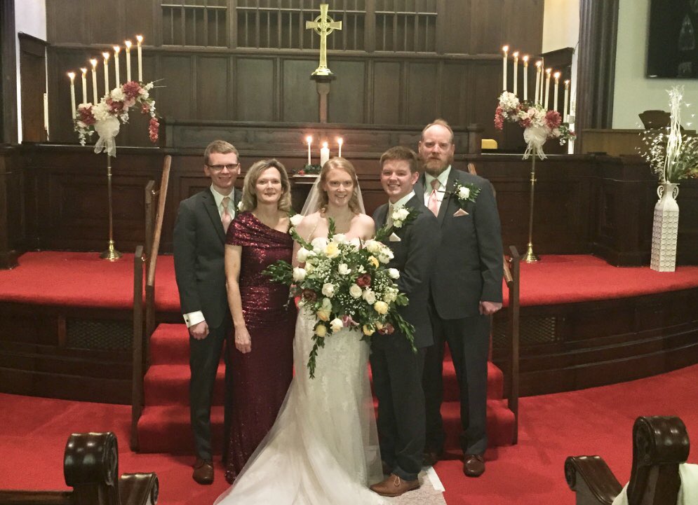 elau_weather's tweet photo. Repping #ChapmanToTheChapel this evening on @WEIUNewsWatch! Parts of the boutonnière from my sister’s wedding survived to make it to air, but we had to chop off all the greenery so I wouldn’t have a hole in my chest at the green wall. 😂 #MetProblems https://t.co/f2MHI2ArNP