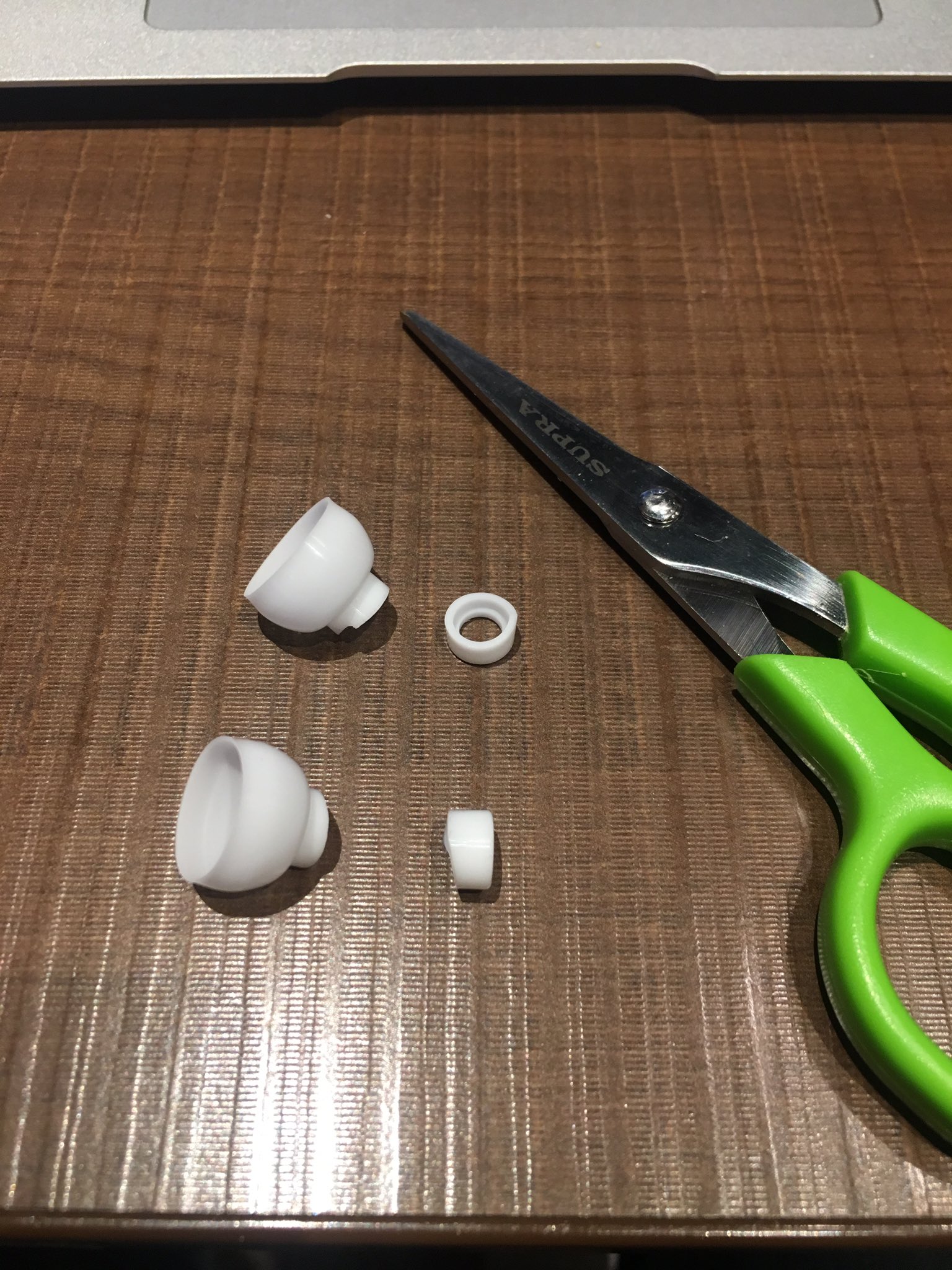 じんさん ものづくりメンタリスト Iphoneのイヤホンが耳からすぐ抜けるひとへ カナル型っぽく改造する方法 これを 1枚目 こうして 2枚目 こうして 3枚目 こう 4枚目 落ちない Iphone改造 Iphoneイヤホン カナル型イヤホン T