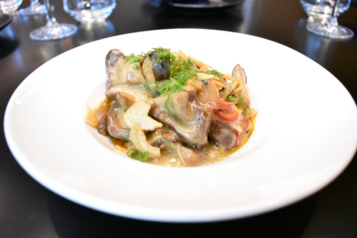 These miso roasted mushrooms with sake and crispy garlic have captured our 🖤!