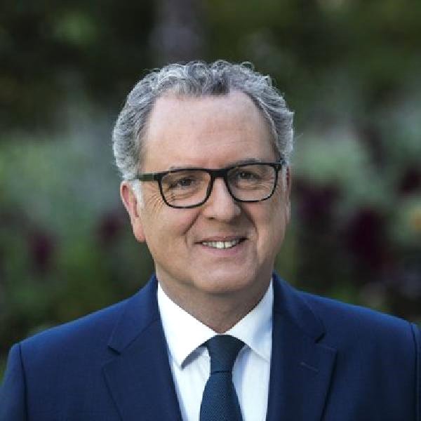 genc_makale's tweet photo. Evi kundaklanan Fransa Ulusal Meclis Başkanı Richard Ferrand, ülkede 'sınırın aşıldığını' belirterek; eşi ve kızları için endişeli olduğunu söyledi.

#France #RichardFerrand #Macron #European #Salı #Haber https://t.co/AuAJ4EBA6W