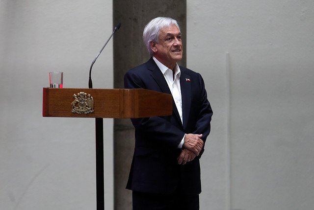 CNNChile's tweet photo. Reportaje denuncia que Sebastián Piñera consiguió para él una playa concesionada de 800 m2 en el lago Caburgua https://t.co/7DHAjLWRBo https://t.co/Wv8CV3Ckp6