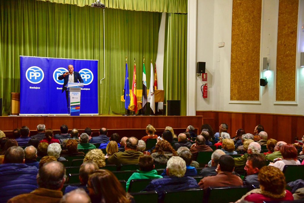 LAHCarron's tweet photo. En Los Santos de Maimona el Presidente #Monago ha presentado a nuestro Alcalde @ManuelLavadoBar como candidato a la reelección! #PuebloAPueblo 🅿️🅿️ #Extremadura https://t.co/aghBCtozBs