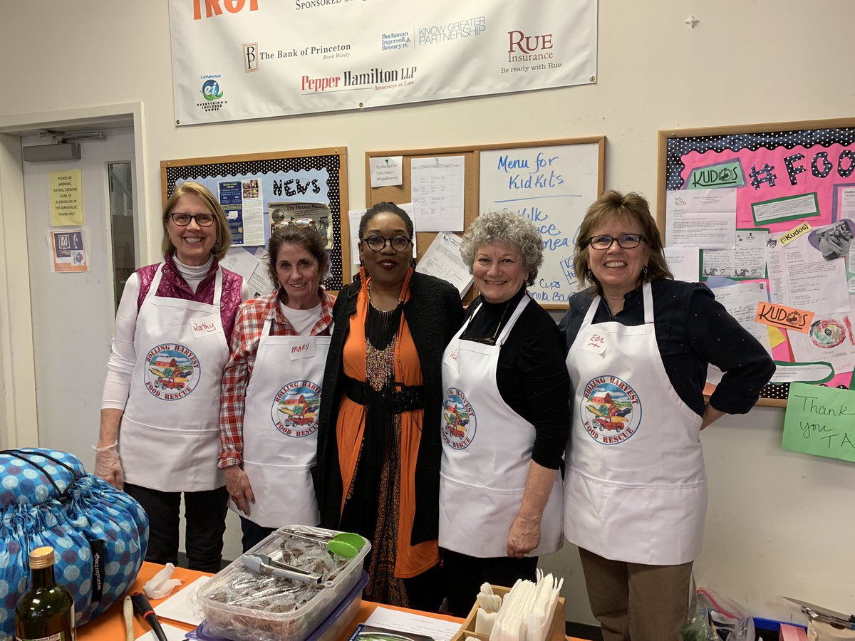 realmomshealth's tweet photo. National make a friend day! A historic day @MercerStFriends with special guests @rollingharvest and so many community partners and friends! @DrFaniel @ArmsteadJohnson #makefriendsday #mercerstreetfriends #foodfriends https://t.co/rmei51Mrc9