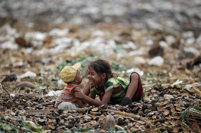 Selvatwitz's tweet image. இருக்கின்ற இடத்தை பற்றிய கவலையும் இல்லை, 
வாழும் சூழ்நிலையை பற்றிய கவலையும் இல்லை... 

அன்பிலும் அரவணைப்பில் வசதிக்கு பஞ்சமில்லாமல் வாழ்ந்திடுவோம்
இப்பூமியில்..