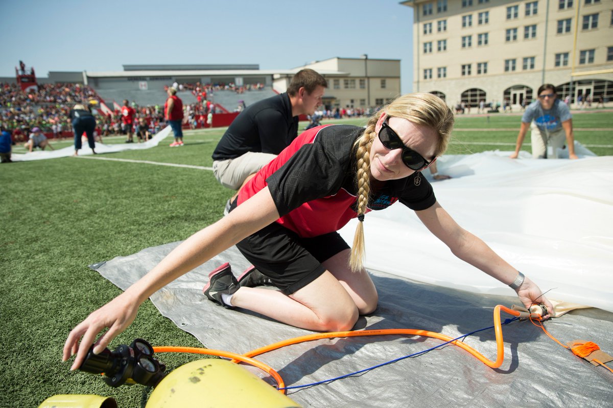 SEMissouriState's tweet photo. Kaci Heins serves as educator supervisor with @SpaceCenterHou, the official visitor center to @NASA Johnson Space Center. She was instrumental in our #SEclipse17 event at SEMO! #SEMOAlumni #WomenInSTEM https://t.co/iACEoiAYGe https://t.co/EePNPC2IKz