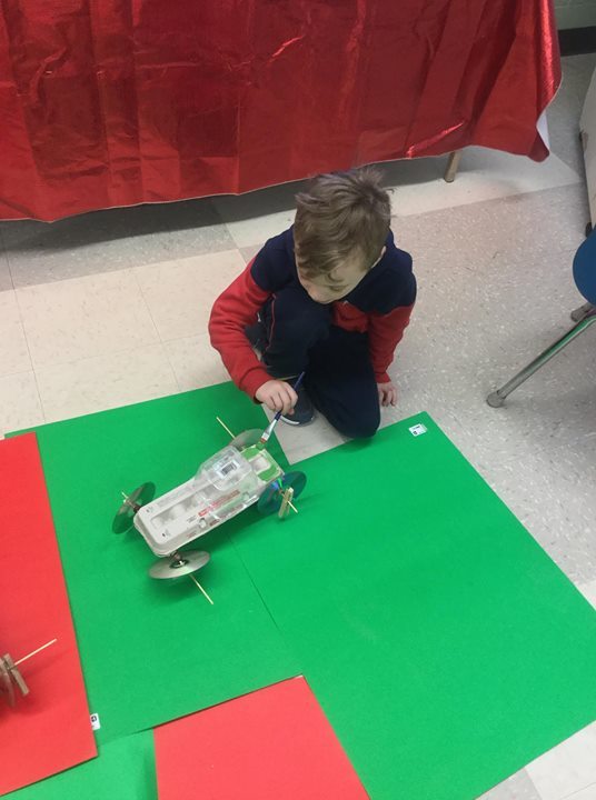 Nos leadeurs de 2e conçoivent une voiture, tout en ayant à respecter tous les critères de fabrication exigés. Un projet bien réussi dont ils peuvent être très fiers! :)))via Facebook bit.ly/2Gn2G8F