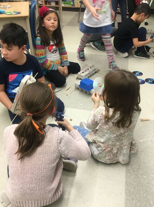 Nos leadeurs de 2e conçoivent une voiture, tout en ayant à respecter tous les critères de fabrication exigés. Un projet bien réussi dont ils peuvent être très fiers! :)))via Facebook bit.ly/2GqOV95