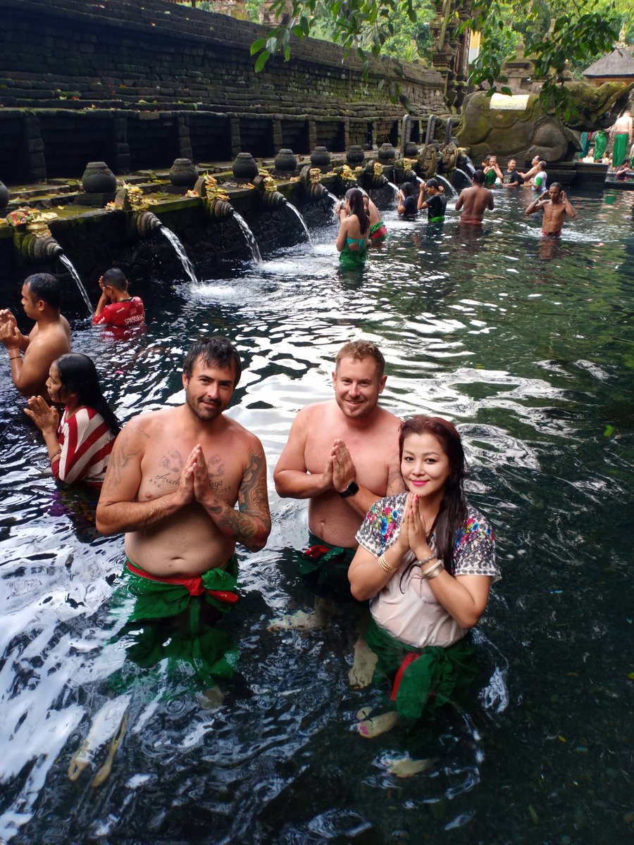 QueenMariaeva's tweet photo. Melukat...Pura Tirta empuL Istana Tampak Siring Pulau Bali
Jalan2 asyik... Jangan lupa Bahagia 🤩
#sehatcantikbahagiakayaraya
#mariaeva #audreynatanielaputri
#puratirtaempul
#baliindonesia #pulaubali
#explorebali https://t.co/4r7WpjBFTg